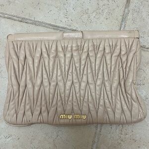 Miu Miu
Matelassé leather clutch bag